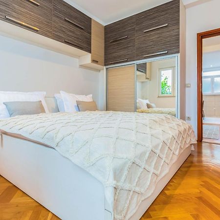 Beachfront Apartment Jesenice  Buitenkant foto