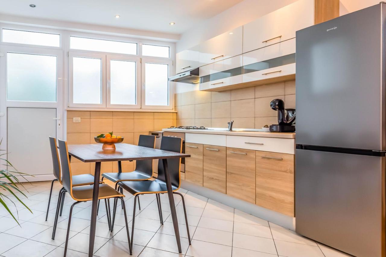 Beachfront Apartment Jesenice  Buitenkant foto
