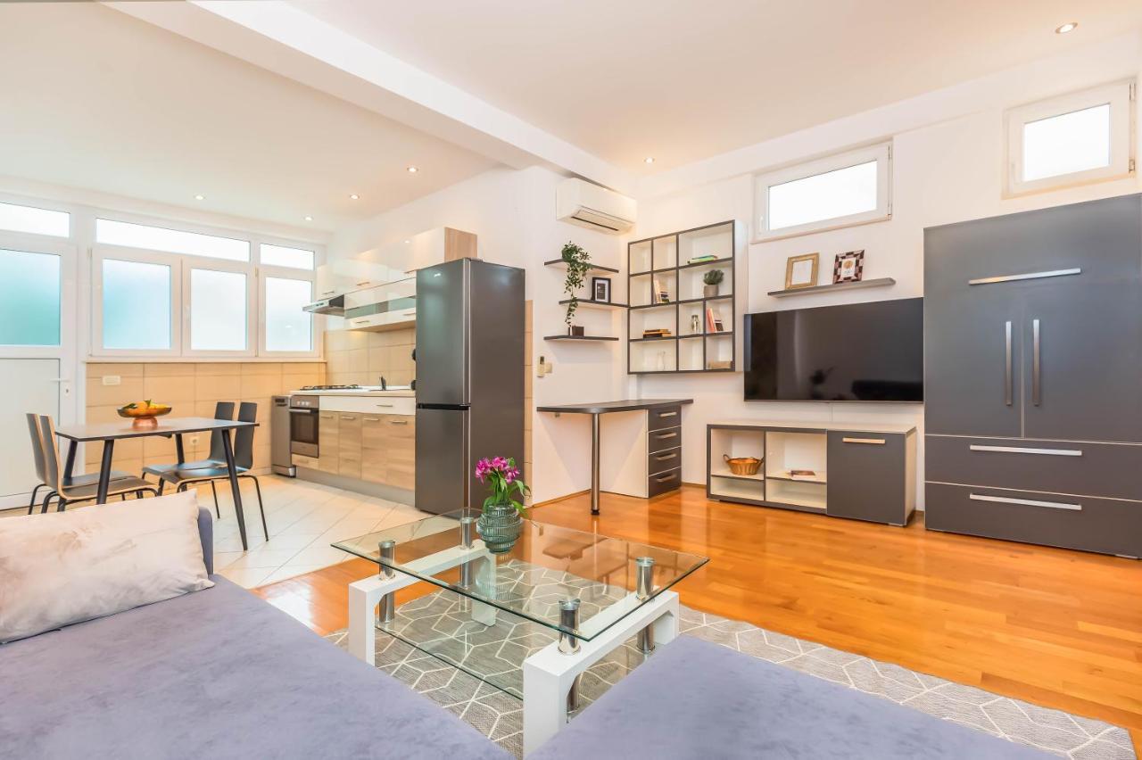 Beachfront Apartment Jesenice  Buitenkant foto