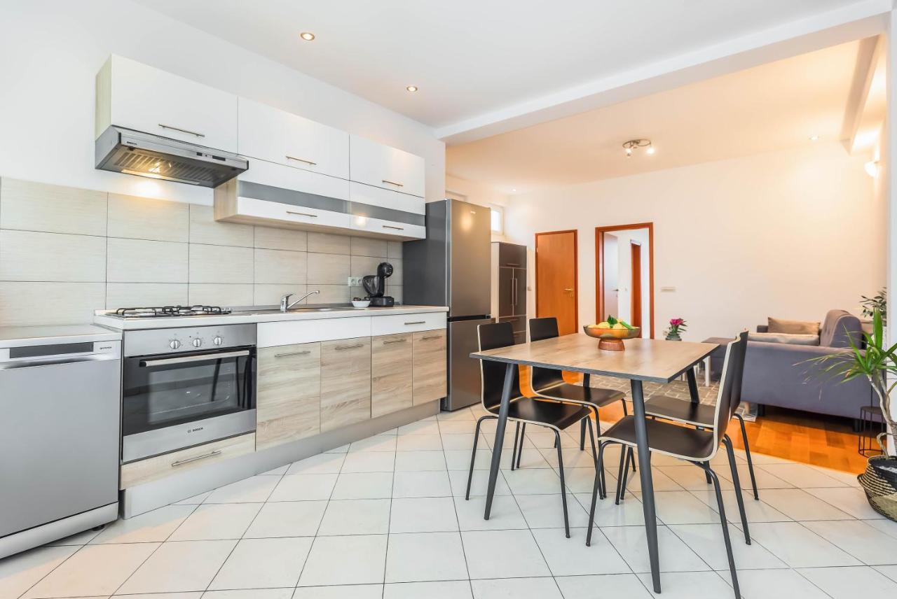 Beachfront Apartment Jesenice  Buitenkant foto
