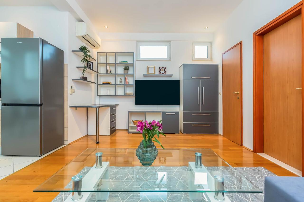 Beachfront Apartment Jesenice  Buitenkant foto
