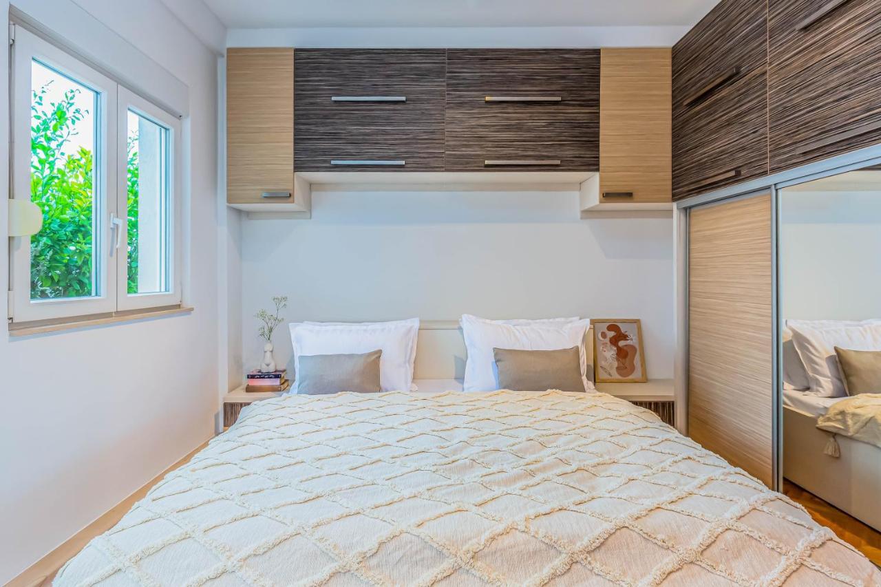 Beachfront Apartment Jesenice  Buitenkant foto
