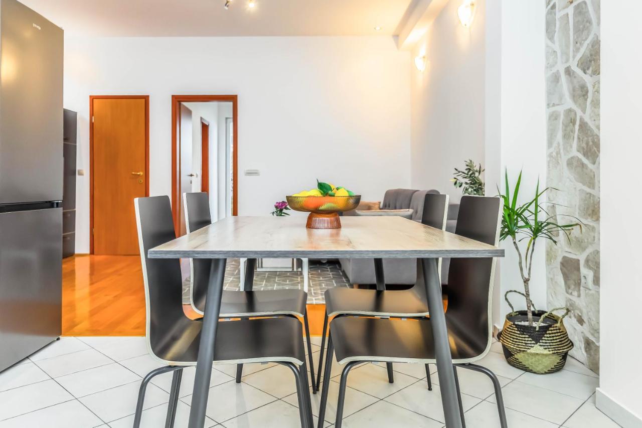 Beachfront Apartment Jesenice  Buitenkant foto