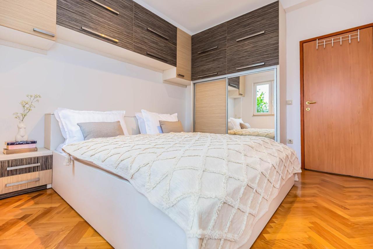 Beachfront Apartment Jesenice  Buitenkant foto