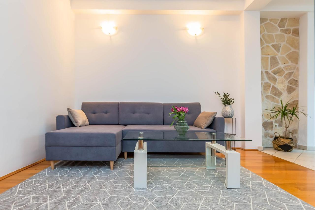 Beachfront Apartment Jesenice  Buitenkant foto