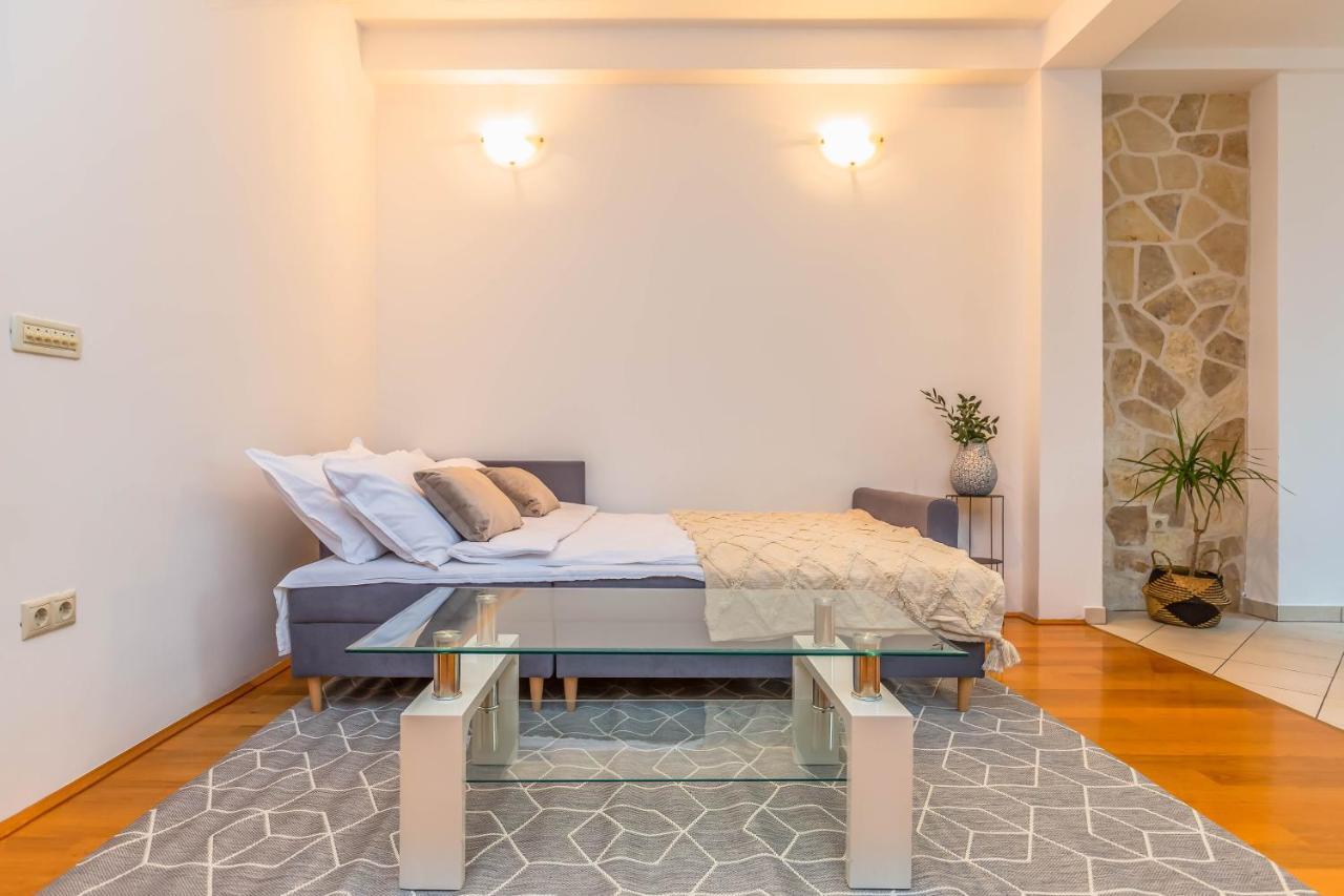 Beachfront Apartment Jesenice  Buitenkant foto